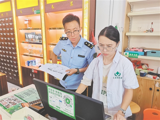 市場監(jiān)管部門加強對農貿市場、藥店等重點場所的監(jiān)管，織密織牢“防蚊網”。