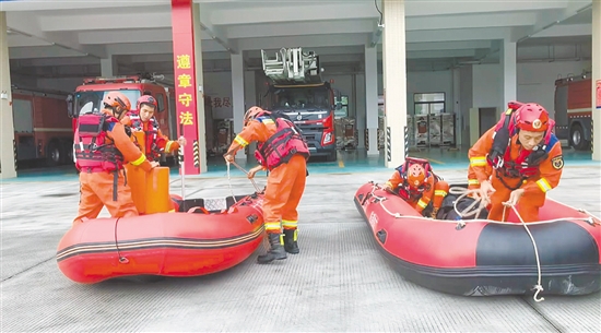 江門消防調(diào)派5車20人，攜8艘舟艇、150件（套）救援裝備前往臺(tái)山前置備勤。