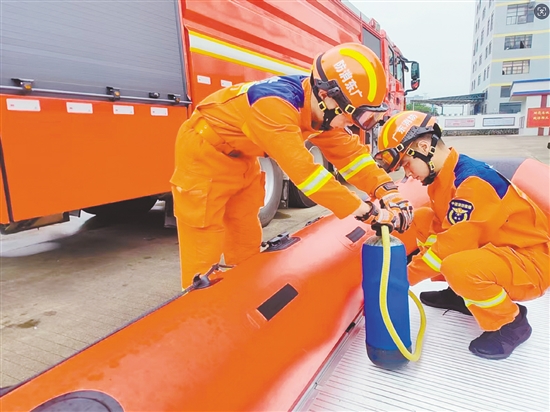 江門消防調(diào)派5車20人，攜8艘舟艇、150件（套）救援裝備前往臺(tái)山前置備勤。