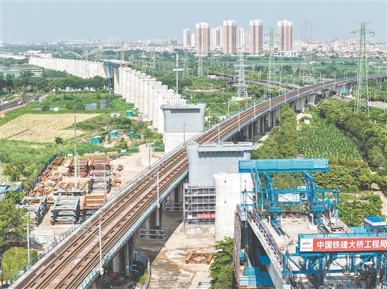 鋼墩柱吊裝作業(yè)的圓滿完成，為鋼桁梁上跨廣珠城際鐵路施工奠定基礎(chǔ)。