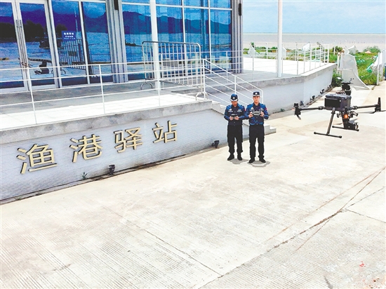 海警執(zhí)法員操作無人機起飛。