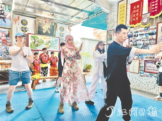 外國(guó)青年博主認(rèn)真學(xué)習(xí)各種招式，體驗(yàn)詠春拳的魅力。梁詩(shī)雅