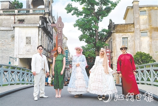 在赤坎華僑古鎮(zhèn)，外國(guó)青年博主換上民國(guó)時(shí)期的服飾，感受百年古鎮(zhèn)的魅力。
