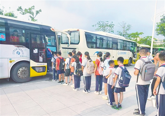 校園定制公交既有效緩解了學(xué)校周邊交通擁堵問題，又切實解決了家長“接送難”的困擾，同時為學(xué)生提供了更加安全可靠的出行保障。