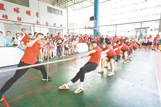 比賽現(xiàn)場競爭激烈，選手們都鉚足了勁。