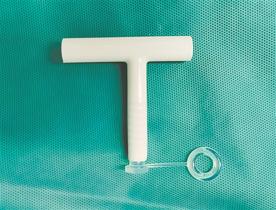 本次手術(shù)用的T形管，材質(zhì)柔軟。