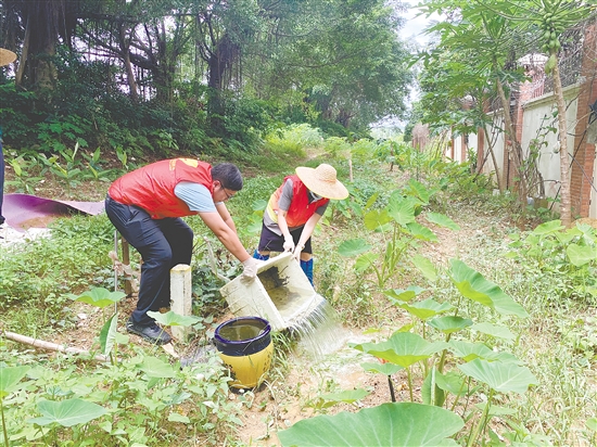 工作人員清空容器中的積水。