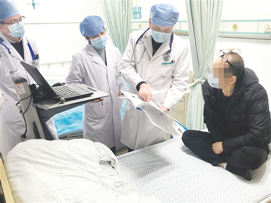 醫(yī)生向患者解釋病情。