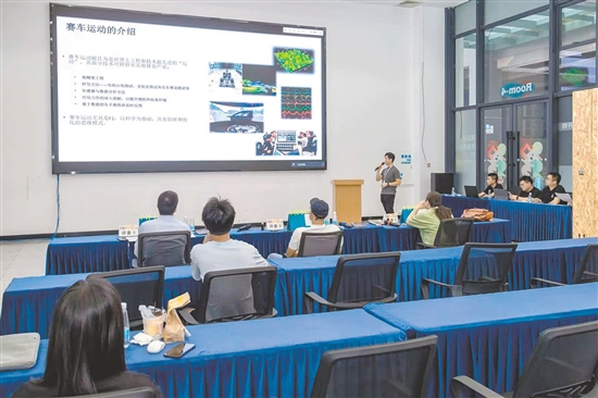 參賽企業(yè)項目在進(jìn)行7分鐘路演展示。