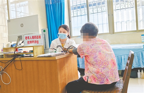 蘇鈺云細致地為患者調整用藥，并答疑解惑。