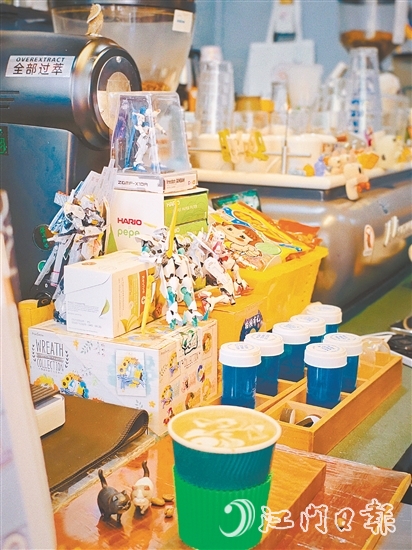 “源石珈啡”店內(nèi)擺放了客人珍藏的手辦，咖啡香里藏著童心與回憶。