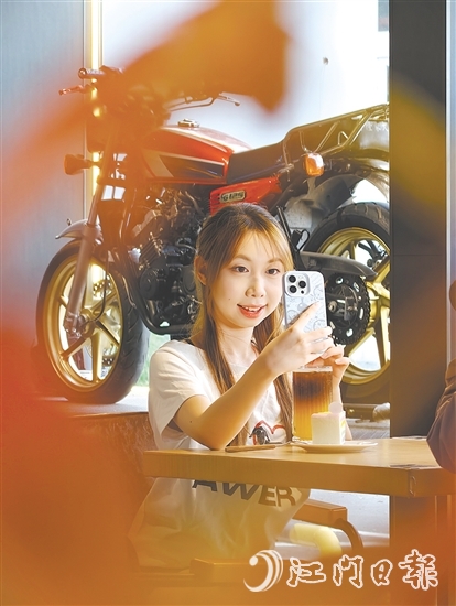 不少機(jī)車愛好者在“MORKE摩可咖啡”與經(jīng)典機(jī)車合影。
