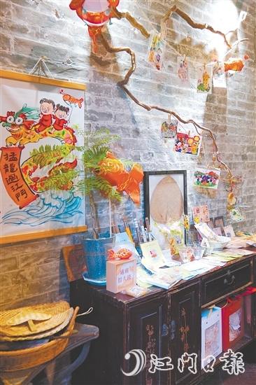 “黃家巷9號(hào)咖啡”店內(nèi)展示了各種五邑文創(chuàng)產(chǎn)品。