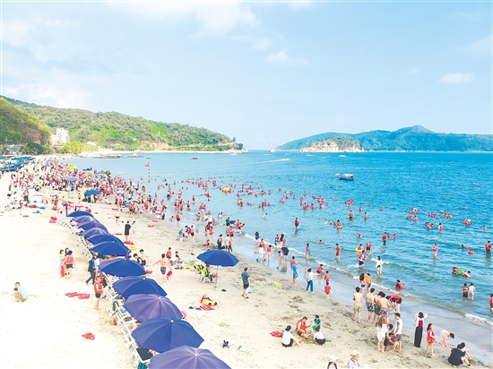 夏日炎炎，不少游客來到臺(tái)山市川島鎮(zhèn)川山群島沖浪消暑。川島鎮(zhèn)供圖