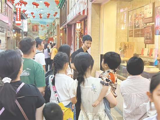 中國僑都華僑華人博物館吸引眾多市民游客前來參觀。