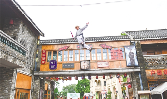 江門(mén)古勞水鄉(xiāng)旅游區(qū)《黃飛鴻與十三姨》表演。