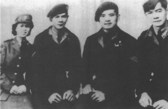 加拿大新會籍華僑高氏兄妹4人參軍并被錄用。
