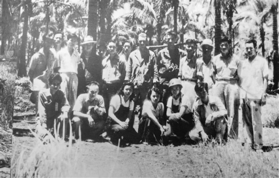 1945年4月30日，菲律賓華僑各界前線慰問團(tuán)與美軍第十一空運(yùn)師及“華支”戰(zhàn)士留影。