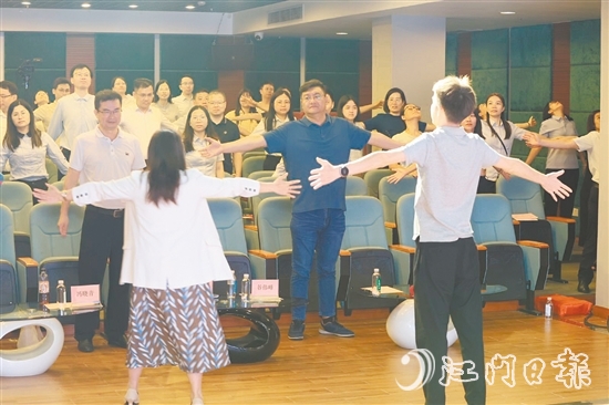 馮曉青邀請學員一起做解壓操。