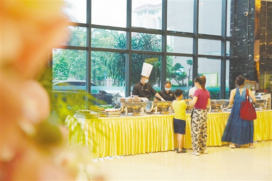 江海碧桂園鳳凰酒店在大堂擺起熟食攤。