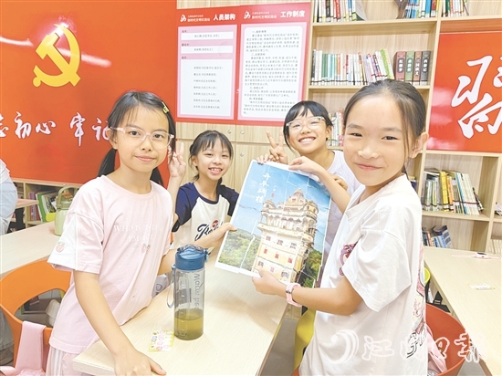 江南街道中沙社區(qū)黨群服務(wù)中心將紅色教育融入夏令營(yíng)活動(dòng)，通過繪畫等活動(dòng)，讓紅色基因浸潤(rùn)童心。