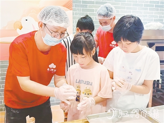 小學(xué)員們在師傅手把手的指導(dǎo)下認(rèn)真學(xué)習(xí)制作冬蓉月餅。