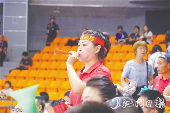 觀眾為支持的球隊(duì)加油。