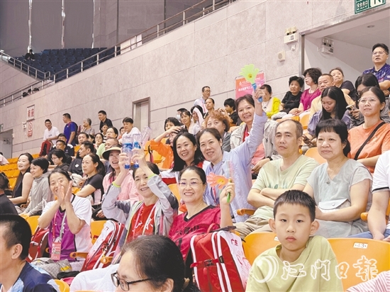 比賽吸引了全國(guó)各地的球迷前來(lái)。