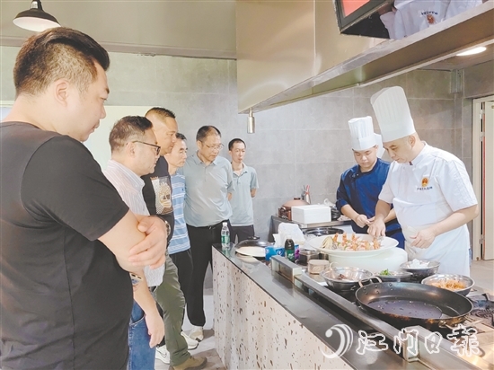 名廚云集，研發(fā)“臺(tái)山鮸”創(chuàng)新菜品，引來(lái)食客關(guān)注。