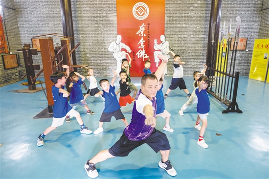 京梅村傳承發(fā)展蔡李佛文化從娃娃抓起。這里是國家級非物質文化遺產(chǎn)蔡李佛拳的發(fā)源地，是廣東省“百千萬工程”首批典型村、省鄉(xiāng)村振興示范村。