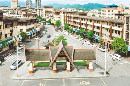 崖門文化綜合街區(qū)主干道注入東南亞風情和蔡李佛文化元素，沿街建筑外立面和人行道升級改造，店面、路燈風格統(tǒng)一。