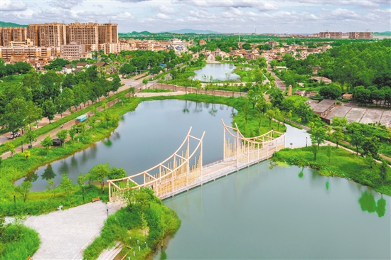 新時代公園占地面積達9萬平方米，建有生態(tài)湖、親水廣場、紅色教育區(qū)等，配套設施齊全。
