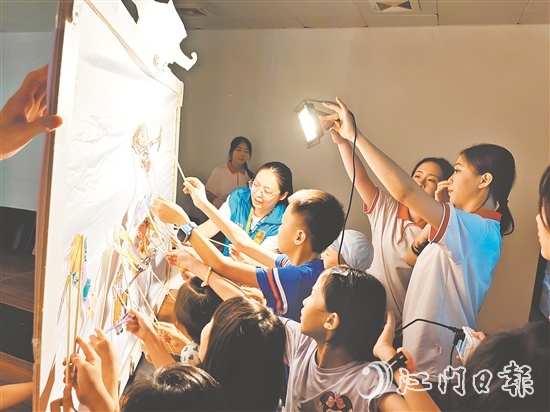 在白沙街道花園社區(qū)舉辦的皮影戲主題非遺體驗營，孩子們通過動手體驗感受傳統(tǒng)文化魅力。