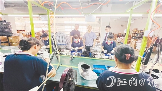 粵財普惠江門擔(dān)保公司工作人員上門了解企業(yè)需求。