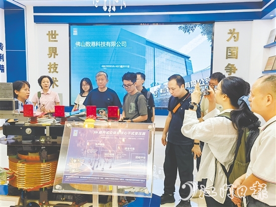 媒體記者、專家學(xué)者深入企業(yè)采訪調(diào)研，感受開平科技企業(yè)的魅力。