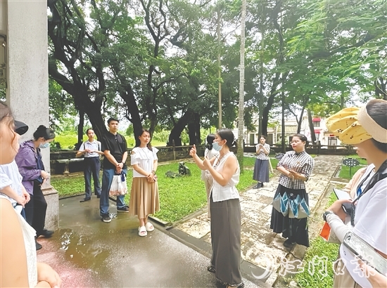 學員們走進景區(qū)，學習示范講解。