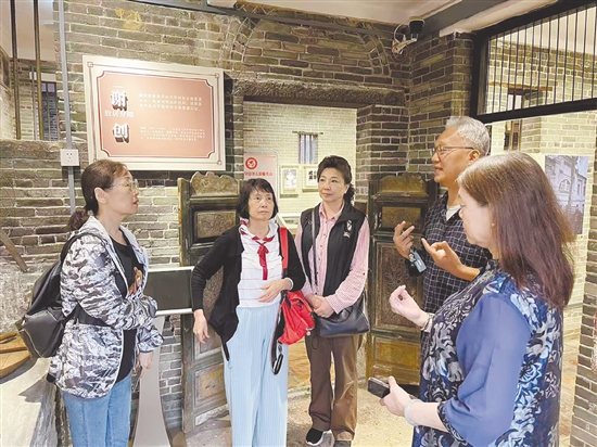 謝軍威經(jīng)?；氐街x創(chuàng)故居，給來訪的黨員、群眾講述謝創(chuàng)的故事。嚴(yán)建廣