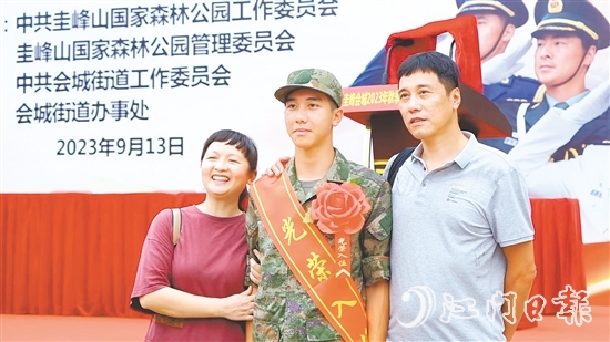 入伍近兩年來，黃壹舟與父母只見過一面。