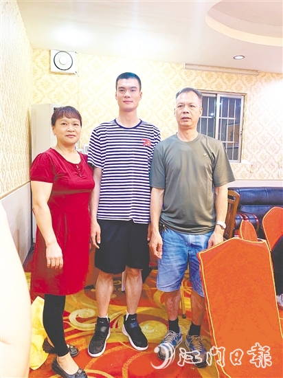 父母是周振君最堅(jiān)強(qiáng)的后盾，支持他在部隊(duì)好好干，爭取再立新功。
