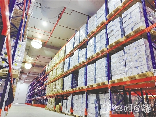 冷庫內，各類貨品分類清晰、碼放有序。