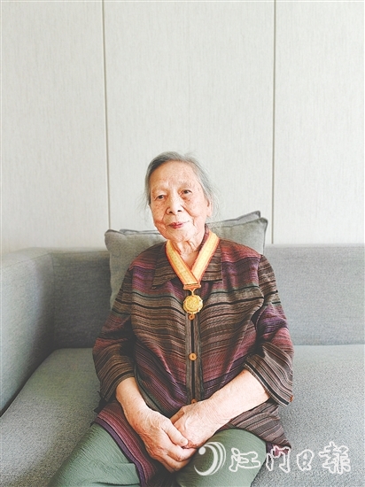 百歲抗戰(zhàn)老同志陸平向記者講述抗戰(zhàn)故事。
