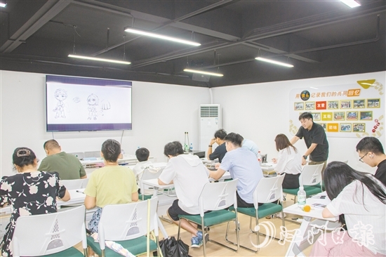 蓬江文明（青年）夜校精心設計了漫畫等多類課程，助力青年培養(yǎng)興趣愛好。