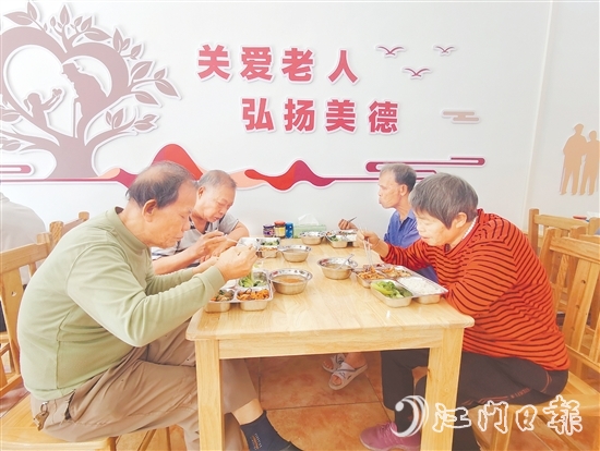 鶴山做好老年助餐工作，為老年人提供健康實惠的餐食。