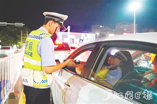 在重點(diǎn)路段、重要路口，鶴山市公安局科學(xué)布設(shè)臨時(shí)卡點(diǎn)，對(duì)過(guò)往車輛實(shí)施精準(zhǔn)盤查。