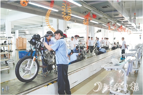 鶴山摩托車(chē)產(chǎn)業(yè)2024年實(shí)現(xiàn)總產(chǎn)值約55億元，同比增長(zhǎng)28.2%，今年上半年總產(chǎn)值繼續(xù)保持24.9%的高位增長(zhǎng)。