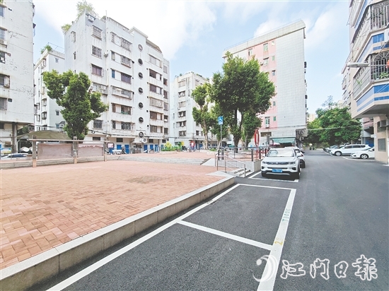 在屏苑一區(qū)，瀝青道路走起來(lái)平坦舒適。