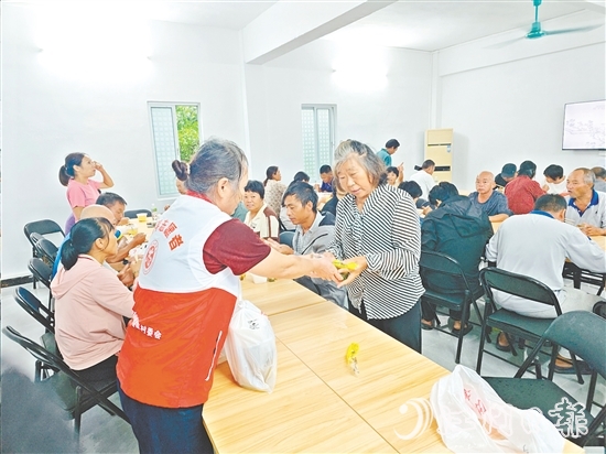 養(yǎng)殖戶在村委會辦公樓內(nèi)吃上熱飯。
