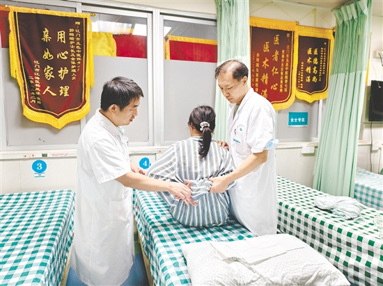醫(yī)生對患者進行治療。