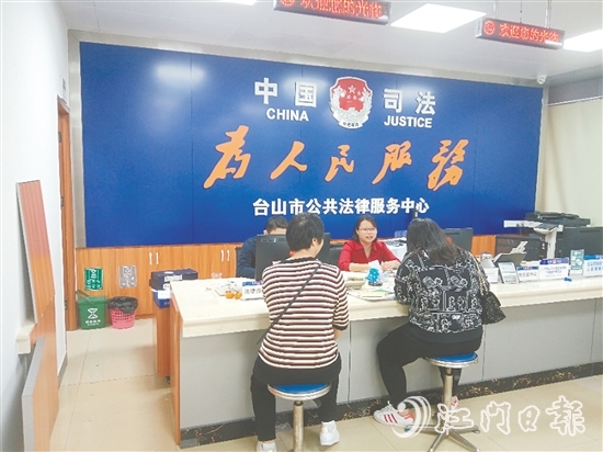 值班律師為市民提供免費法律咨詢服務(wù)。