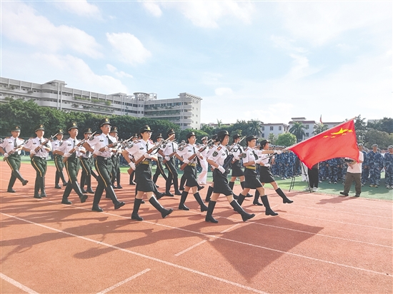 培英高中軍訓(xùn)會(huì)操表演上，同學(xué)們精神抖擻。